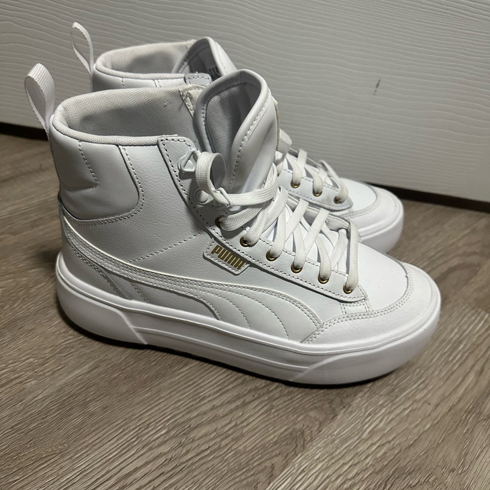 Women’s white Puma high tops sz 10
